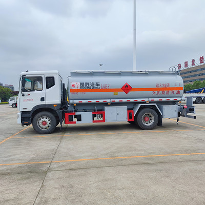 高效流動加油新選擇 東風多利卡12方油罐車助力工地能源補給